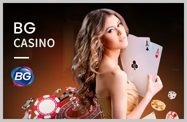 Bàn chơi Poker với các lá bài và chip